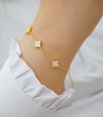 نیم ست گردنبند و دستبند طرح ون کلیف (Van Cleef) صدف سفید - مدل پنج گل صدف با زنجیر طلایی - تصویر 2