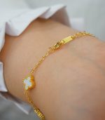 نیم ست گردنبند و دستبند طرح ون کلیف (Van Cleef) صدف سفید - مدل پنج گل صدف با زنجیر طلایی - تصویر 4