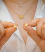 نیم‌ست گردنبند و گوشواره طرح گلبرگ و مروارید برجسته-طلایی رنگ ثابت - تصویر 4